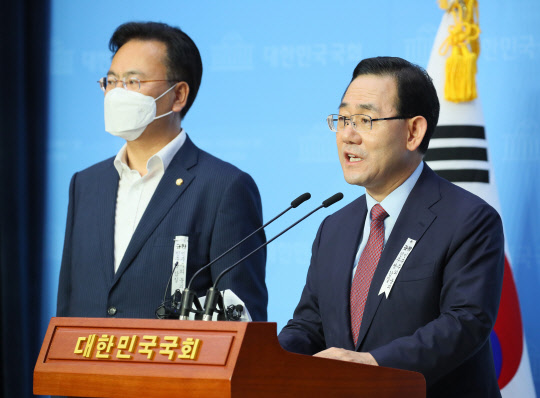 주호영 통합당 원내대표가 2일 국회 소통관 기자회견장에서 추미애 법무장관의 해임을 요구하고 있다. 연합뉴스